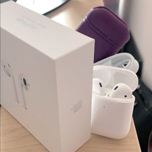Apple AirPods with catalyst case